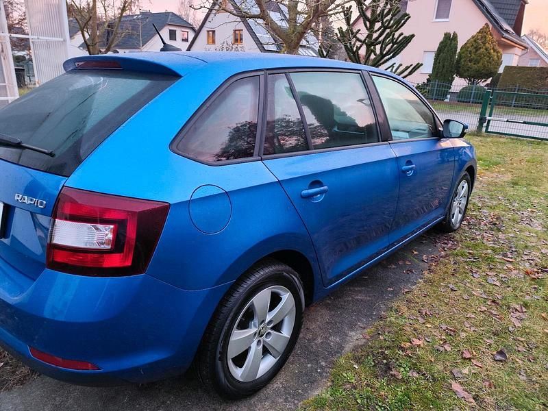 Blau Gebraucht 2017 Skoda Rapid Ambition Kombi | 7.500 € (Guter Preis) - Bild 1/4