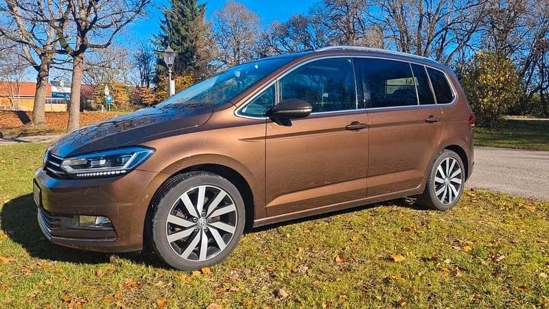 Gebraucht VW Touran Highline 150 PS (110 kW) 2017 Braun Van / Kleinbus