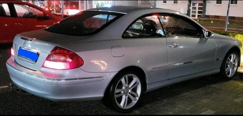 Silber Gebraucht 2006 Mercedes CLK220 Avantgarde Coupé | 4.250 € - Bild 1/4