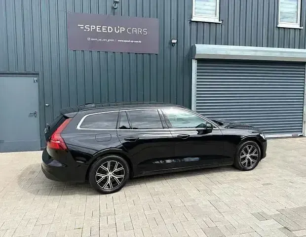 Gebraucht Volvo V60 Momentum 197 PS (144 kW) 2023 Andere Kombi