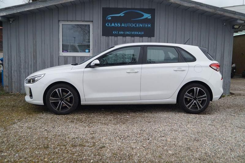 Gebraucht Hyundai i30 Select 120 PS (88 kW) 2017 Weiß Limousine