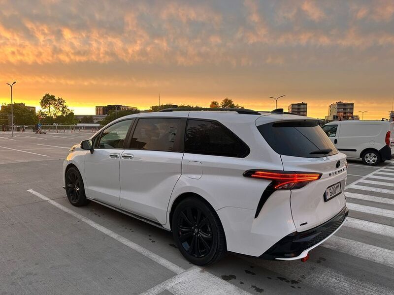 Weiß Gebraucht 2022 Toyota Sienna Van / Kleinbus | 49.500 € - Bild 1/4