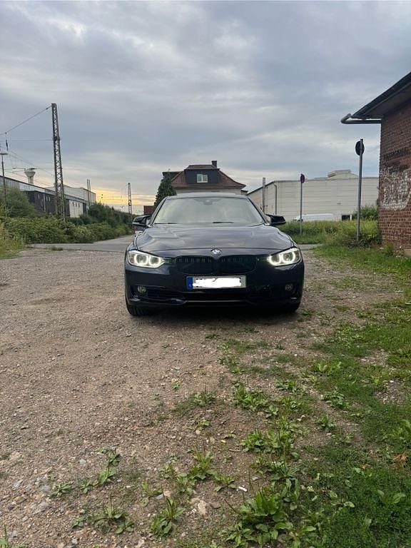 Blau Gebraucht 2011 BMW 335 Luxury Line Limousine | 28.300 € - Bild 1/4