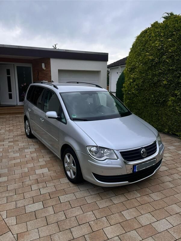 Silber Gebraucht 2009 VW Touran United Van / Kleinbus | 7.650 € (Teuer) - Bild 1/4