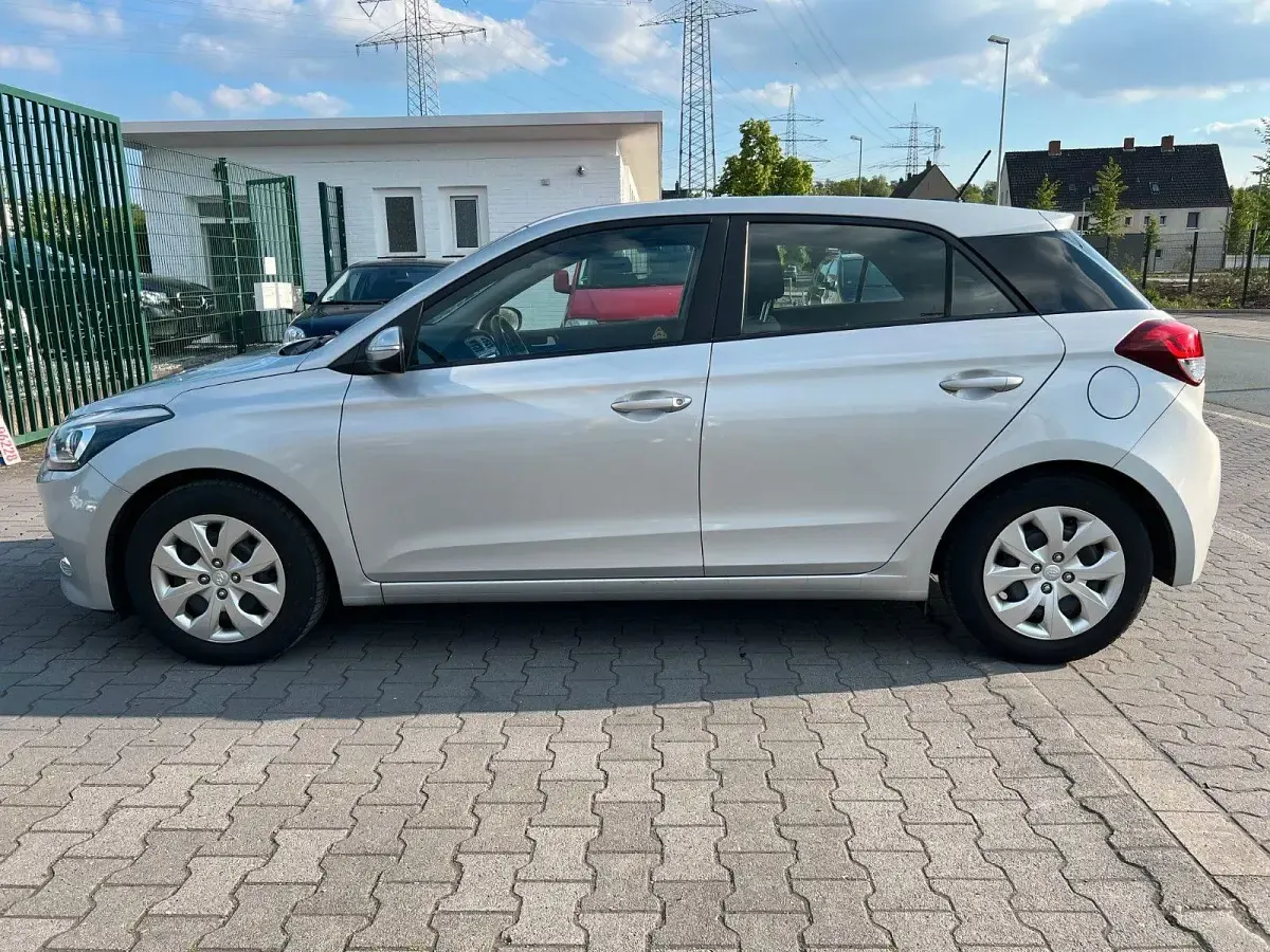 Gebraucht Hyundai i20 Active 101 PS (74 kW) 2016 Silber Kleinwagen