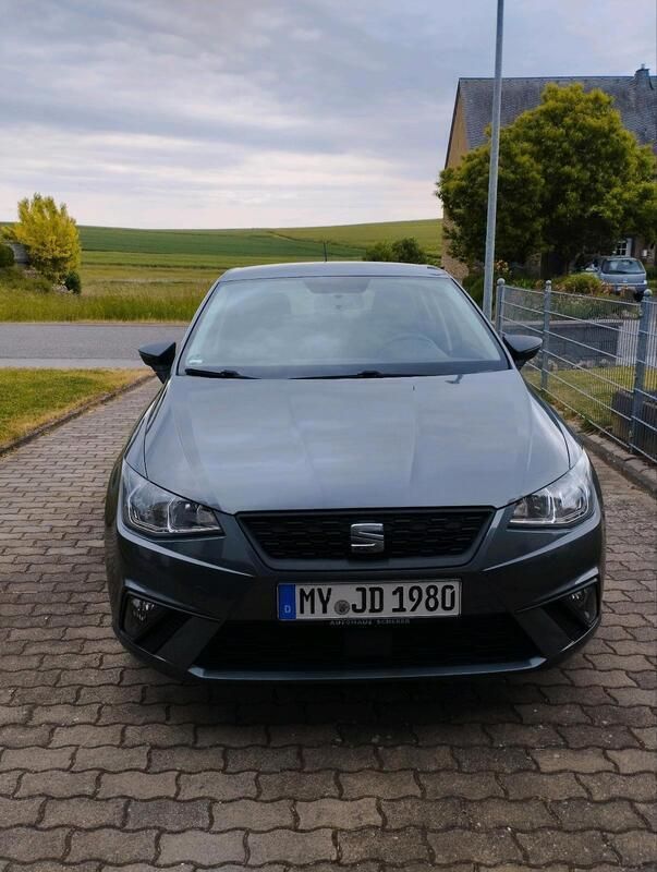 Grau Gebraucht 2017 Seat Ibiza Reference Limousine | 7.000 € (Superpreis) - Bild 1/4