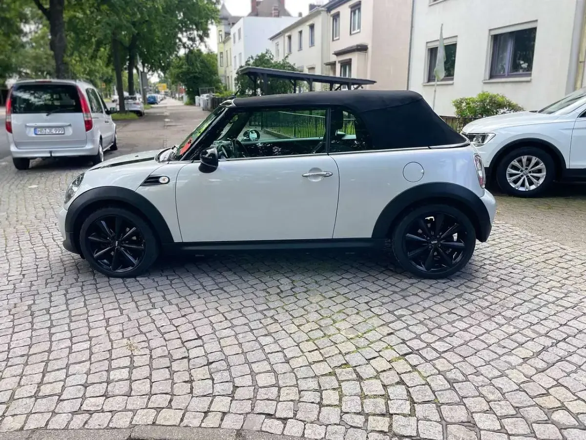 Gebraucht Mini Cooper Cabriolet 122 PS (89 kW) 2012 White silver metallic Cabrio