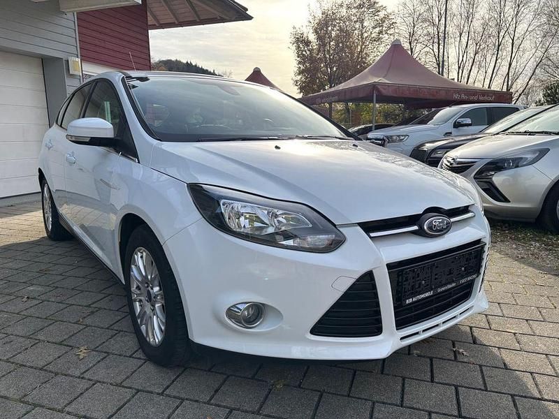 Weiß Gebraucht 2012 Ford Focus Titanium Limousine | 7.900 € (Etwas zu teuer) - Bild 1/4