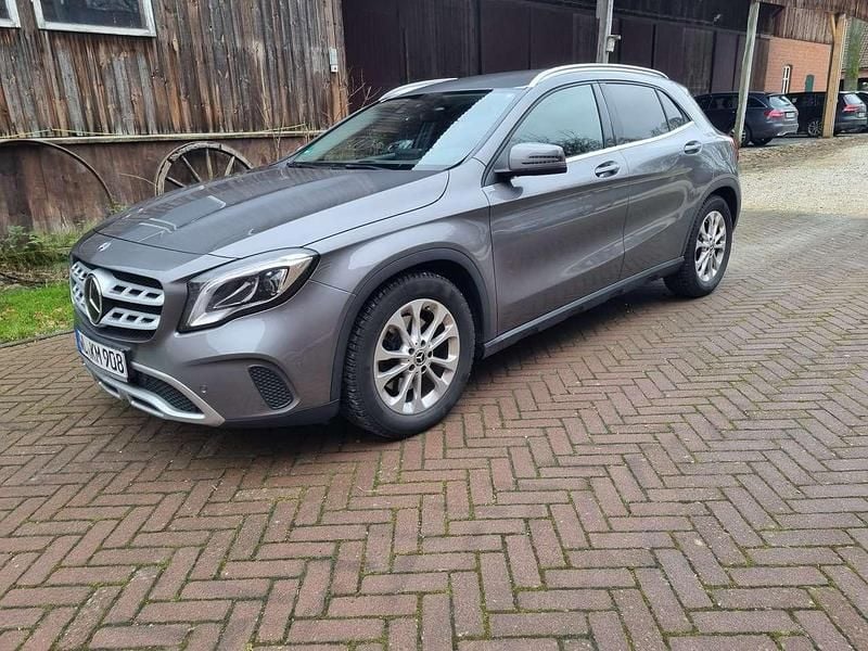 Grau Gebraucht 2018 Mercedes GLA220 AMG line SUV | 16.900 € (Superpreis) - Bild 1/3