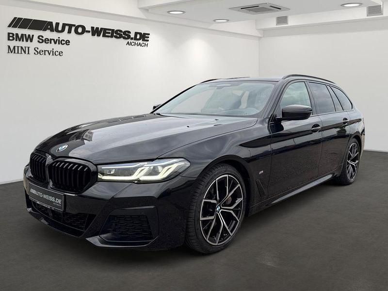 Black sapphire metallic (schwarz) Gebraucht 2023 BMW 530 M Sport Kombi | 53.900 € - Bild 1/4