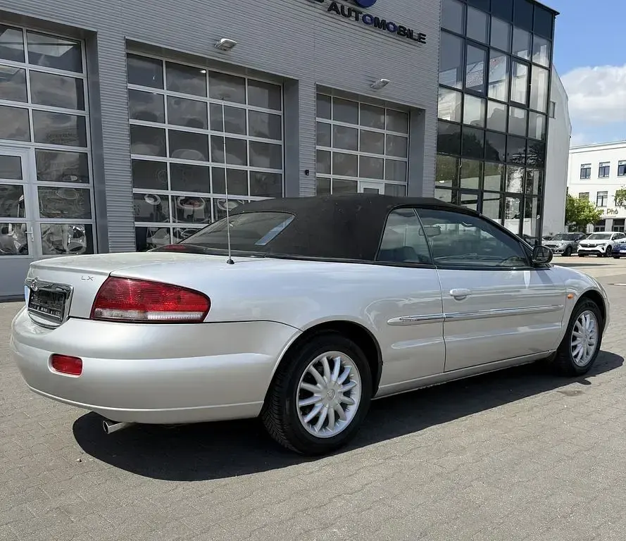 Usado Chrysler Sebring Cabriolet 203 CV (149 kW) 2003 Plateado Descapotable