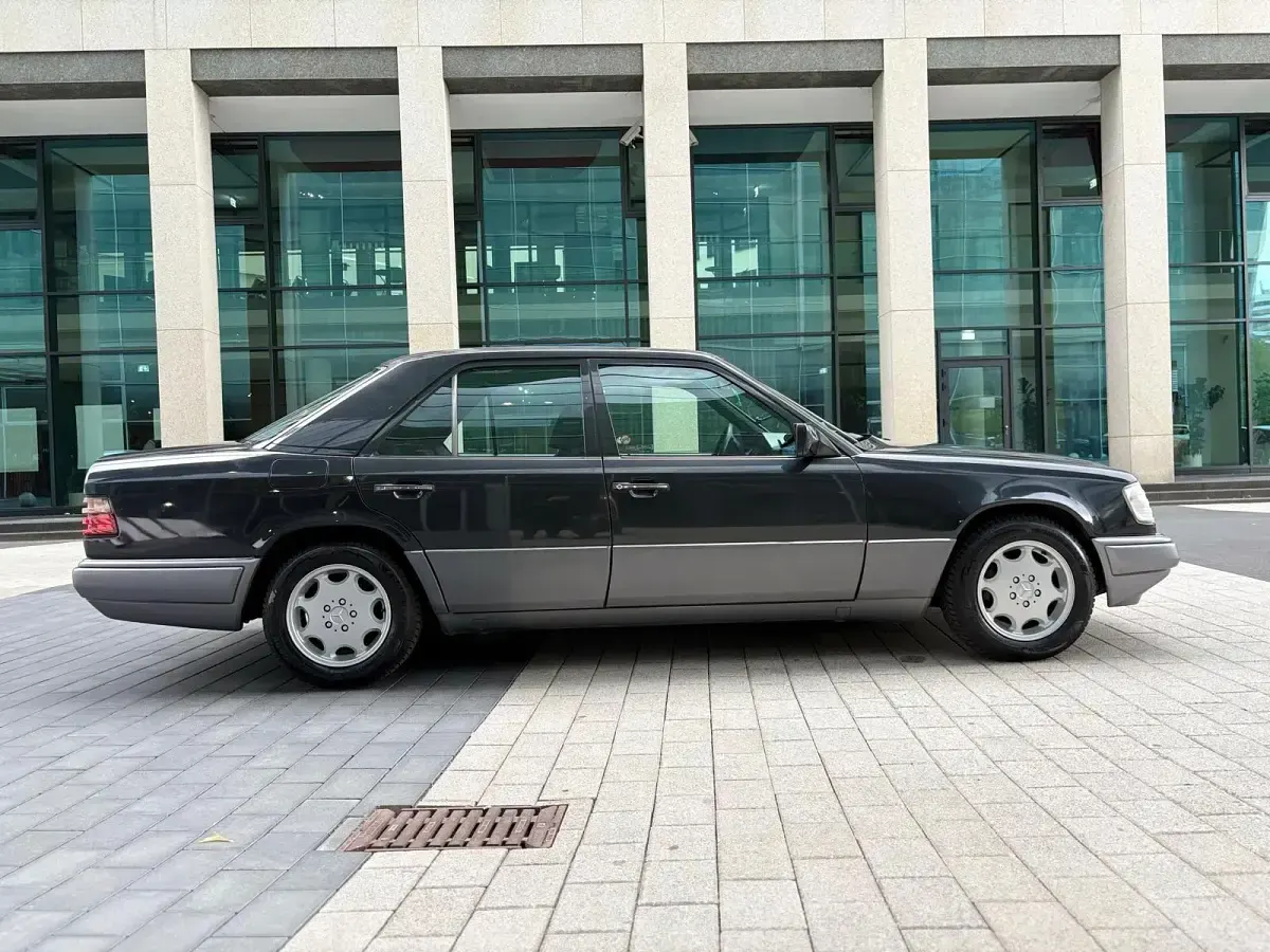 Gebraucht Mercedes E220 150 PS (110 kW) 1994 Schwarz Limousine
