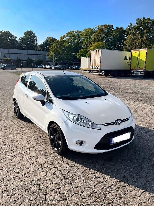 Weiß Gebraucht 2012 Ford Fiesta Titanium Kleinwagen | 3.500 € (Etwas zu teuer) - Bild 1/4
