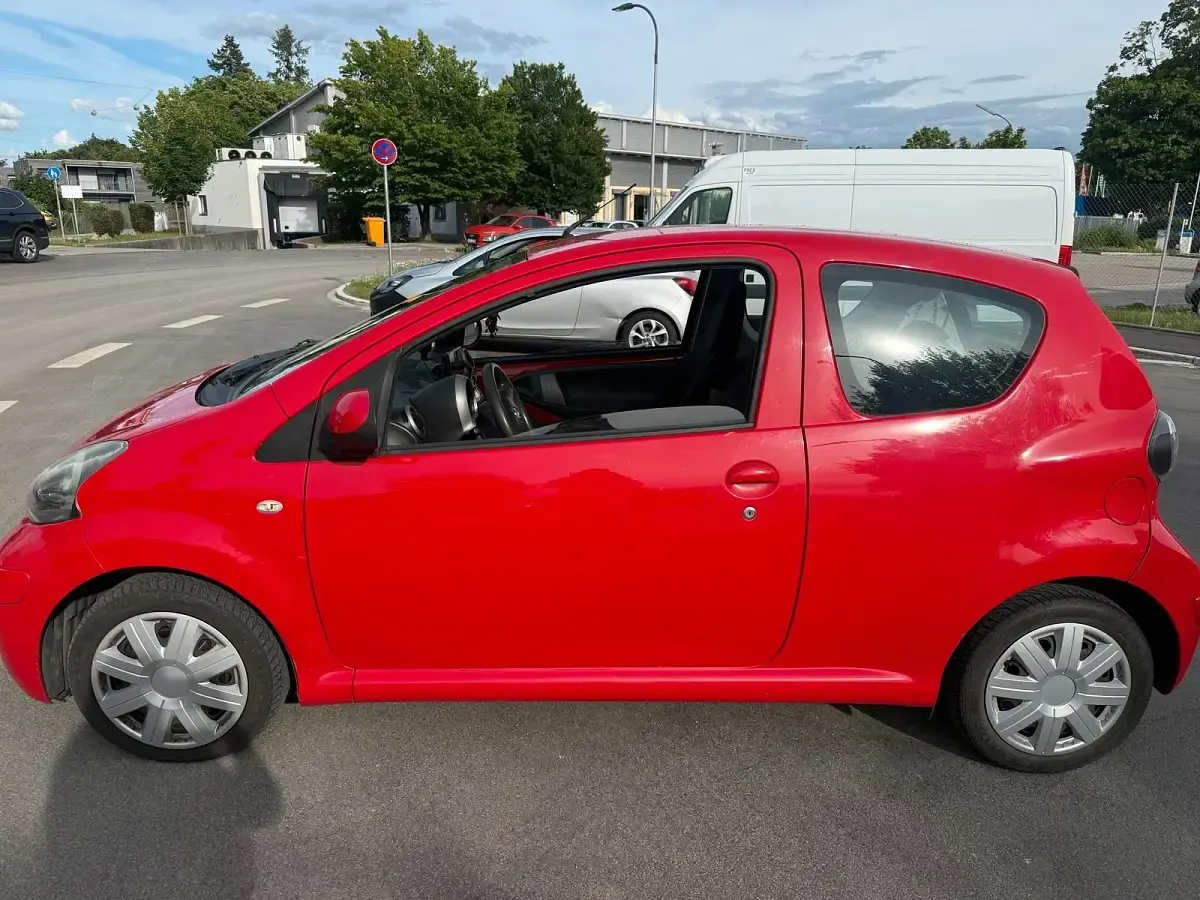 Gebraucht Toyota Aygo 68 PS (50 kW) 2010 Rot Kleinwagen
