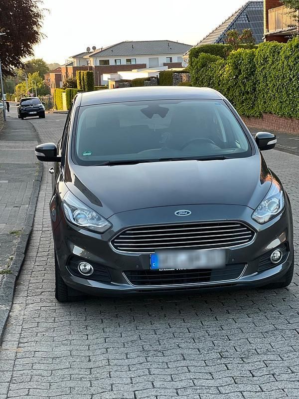 Grau Gebraucht 2017 Ford S-MAX S Van / Kleinbus | 16.600 € (Etwas zu teuer) - Bild 1/4
