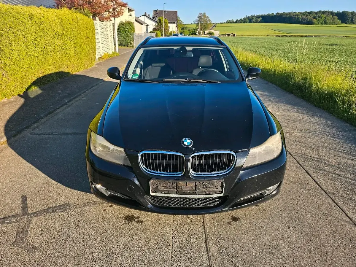 Gebraucht BMW 318 143 PS (105 kW) 2012 Schwarz Kombi