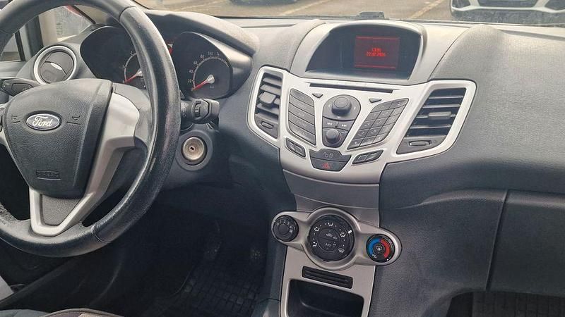 Gebraucht Ford Fiesta Trend 95 PS (69 kW) 2011 Silber Kleinwagen