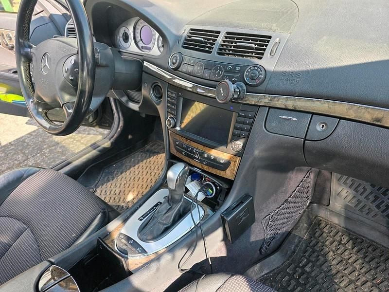 Usado Mercedes E320 204 HP (150 kW) 2004 Preto Carrinha