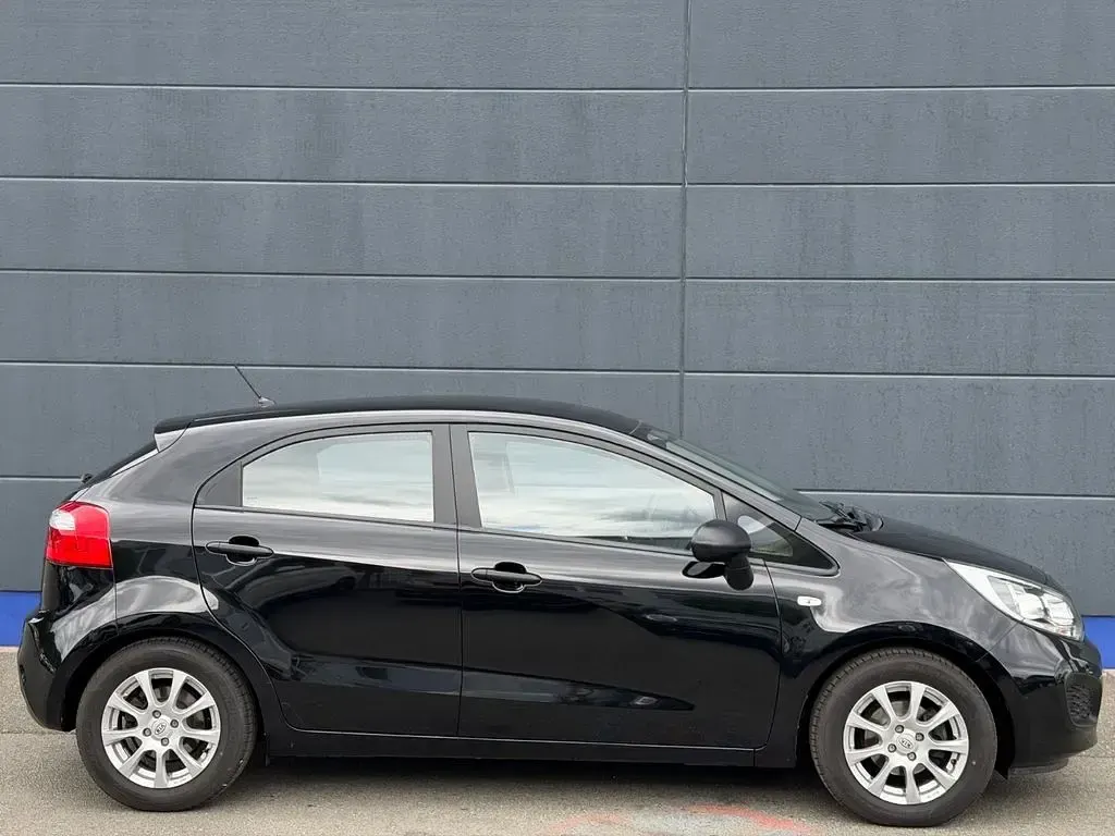 Używany Kia Rio 86 KM (63 kW) 2012 Czarny Sedan/Limuzyna