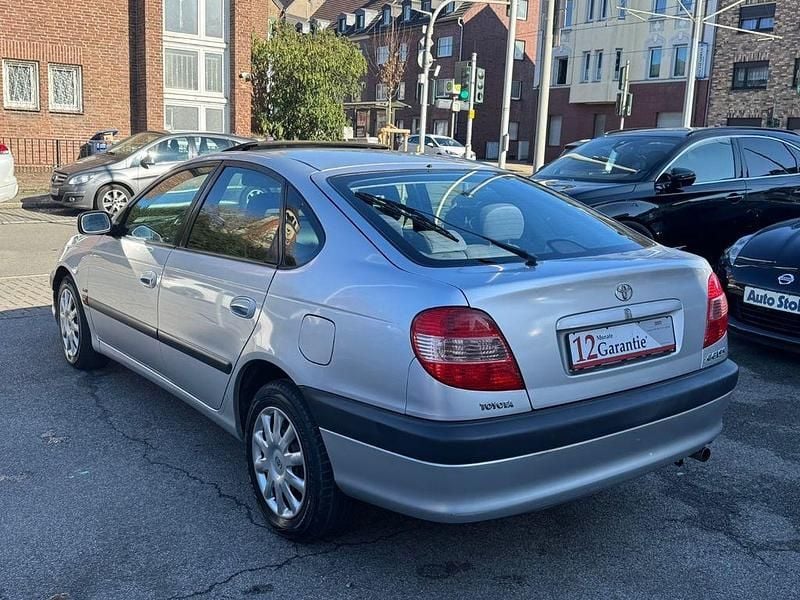 Gebraucht Toyota Avensis Sol 129 PS (94 kW) 2000 Silber Kleinwagen