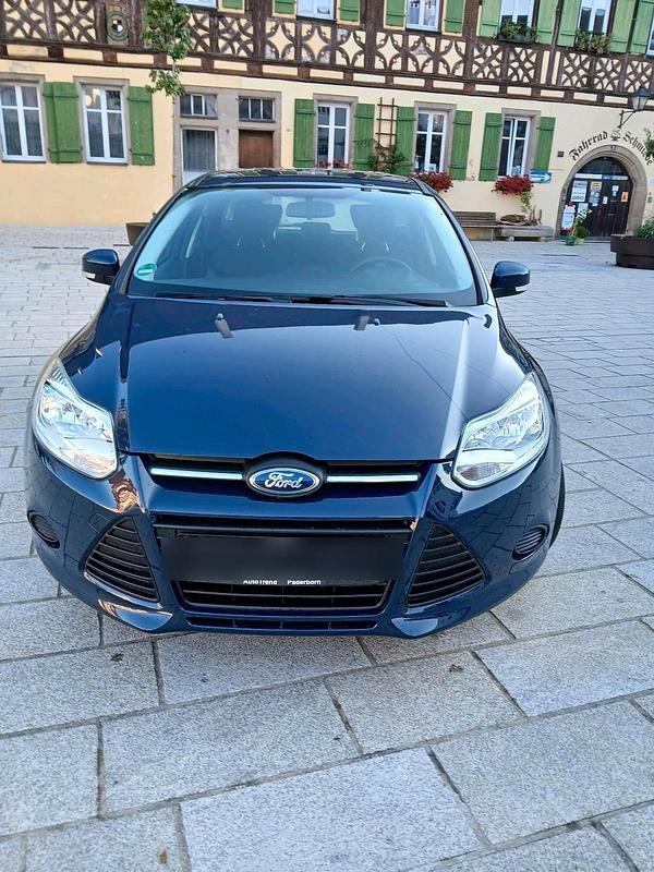 Blau Gebraucht 2013 Ford Focus Ambiente Kombi | 2.900 € (Guter Preis) - Bild 1/4