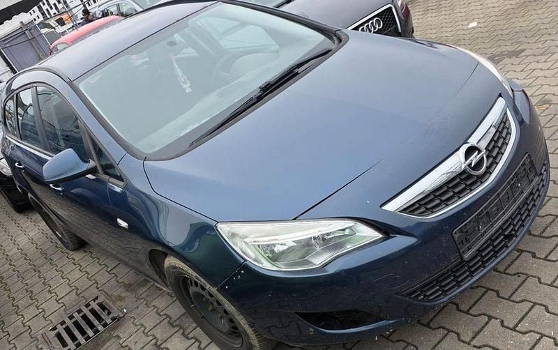 Blau Gebraucht 2011 Opel Astra Design Edition Limousine | 1.399 € (Superpreis) - Bild 1/4