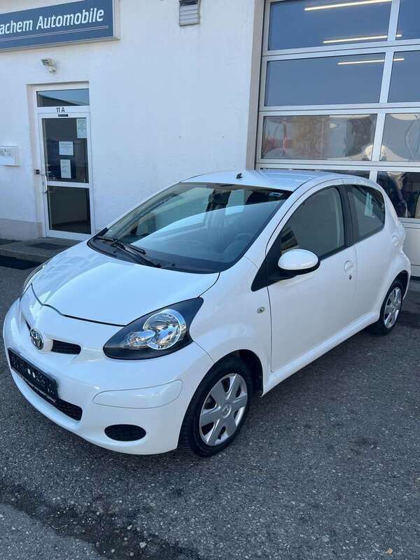 Weiß Gebraucht 2011 Toyota Aygo Cool Kleinwagen | 4.580 € (Fairer Preis) - Bild 1/4