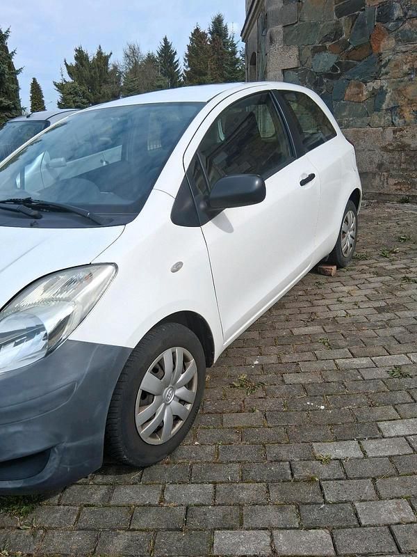 Gebraucht Toyota Yaris 70 PS (51 kW) 2010 Weiß Kleinwagen