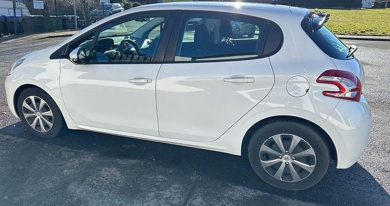 Gebraucht Peugeot 208 Active 68 PS (50 kW) 2013 Weiß Kleinwagen