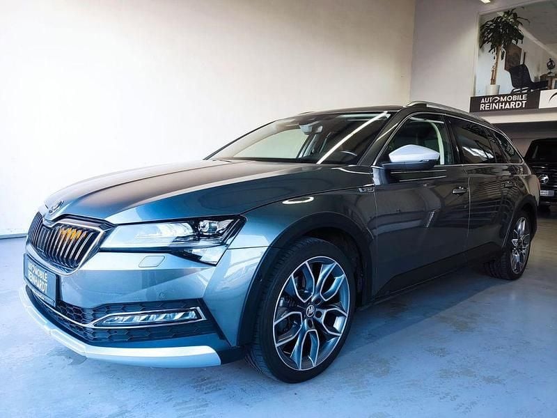 Grau Gebraucht 2022 Skoda Superb Scout 4x4 Kombi | 27.955 € (Fairer Preis) - Bild 1/4