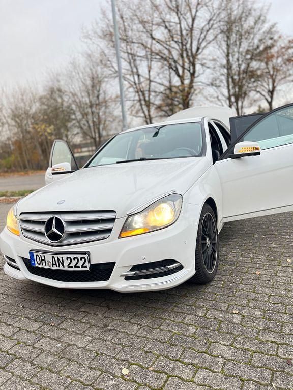 Weiß Gebraucht 2013 Mercedes C200 Avantgarde Limousine | 8.000 € (Fairer Preis) - Bild 1/4