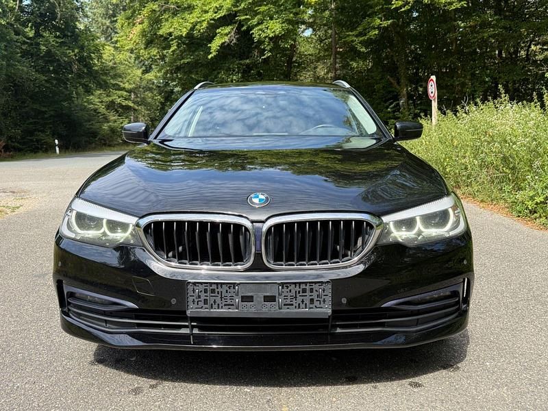 Schwarz Gebraucht 2018 BMW 520 Sport Line Kombi | 17.999 € (Guter Preis) - Bild 1/4