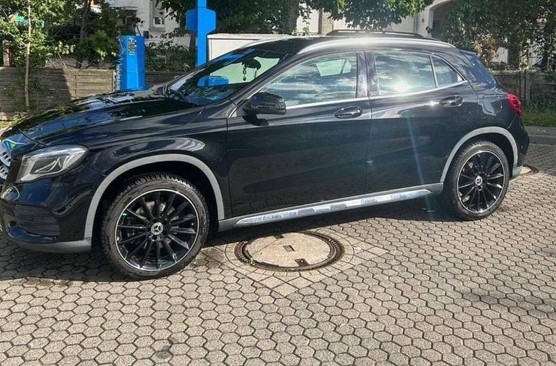 Schwarz Gebraucht 2017 Mercedes GLA250 AMG line SUV | 21.000 € (Fairer Preis) - Bild 1/1