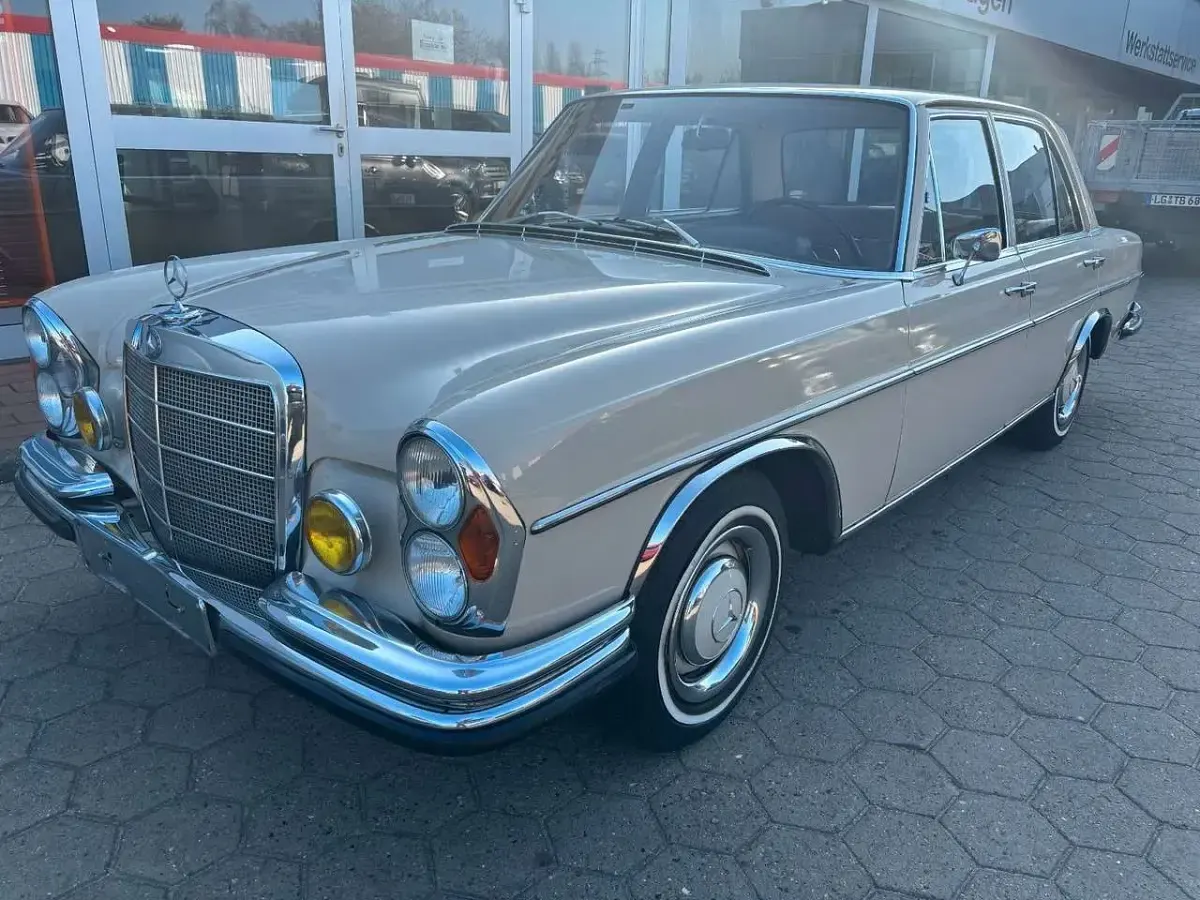 Gebraucht Mercedes 250 131 PS (96 kW) 1966 Beige Limousine