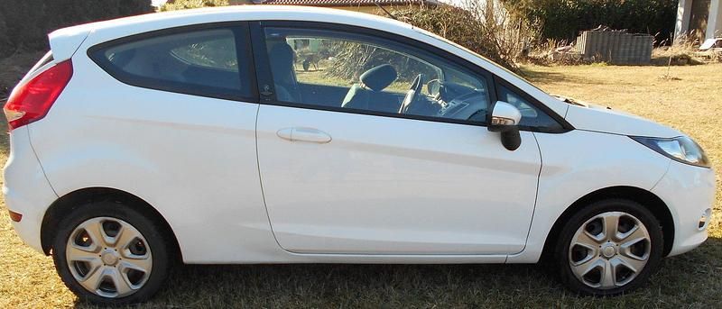 Gebraucht Ford Fiesta 60 PS (44 kW) 2012 Weiß Kleinwagen