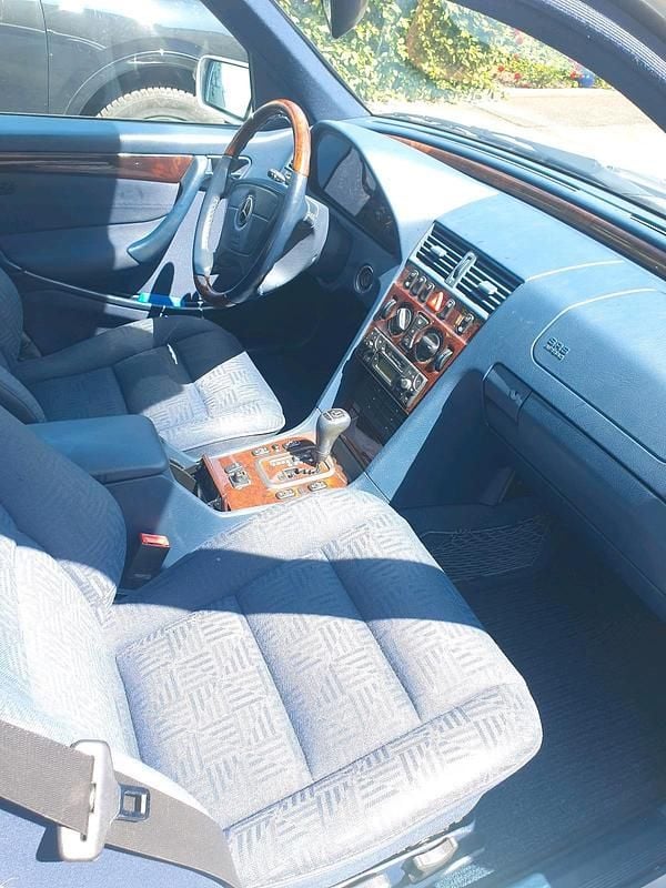 Silber Gebraucht 1998 Mercedes C240 Limousine | 8.300 € (Etwas zu teuer) - Bild 1/4