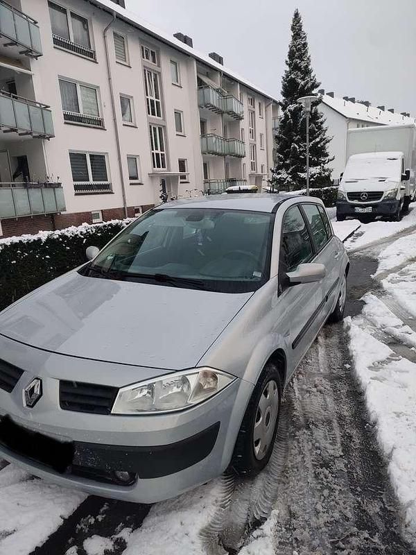 Grau Gebraucht 2002 Renault Mégane Privilege Limousine | 1.650 € (Fairer Preis) - Bild 1/4