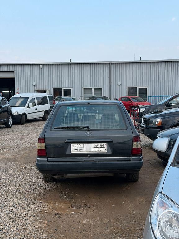Gebraucht Mercedes E230 132 PS (97 kW) 1991 Schwarz Limousine
