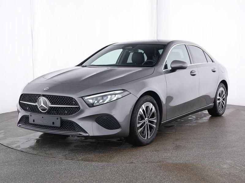Metalliclack mountaingrau Gebraucht 2024 Mercedes A200 Advanced Limousine | 30.850 € (Fairer Preis) - Bild 1/4