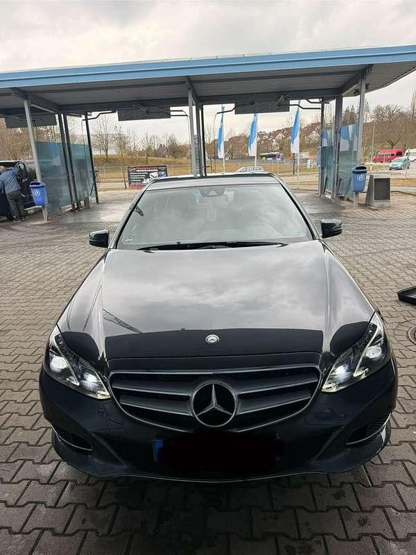 Grau Gebraucht 2015 Mercedes E220 Limousine | 16.600 € (Fairer Preis) - Bild 1/4