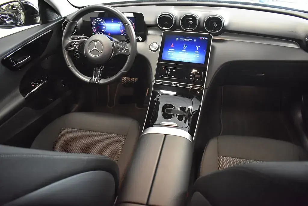 Gebraucht Mercedes C220 200 PS (147 kW) 2023 Schwarz Limousine