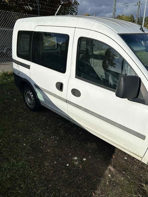 Weiß Gebraucht 2002 Opel Combo Van / Kleinbus | 1.000 € (Guter Preis) - Bild 1/4