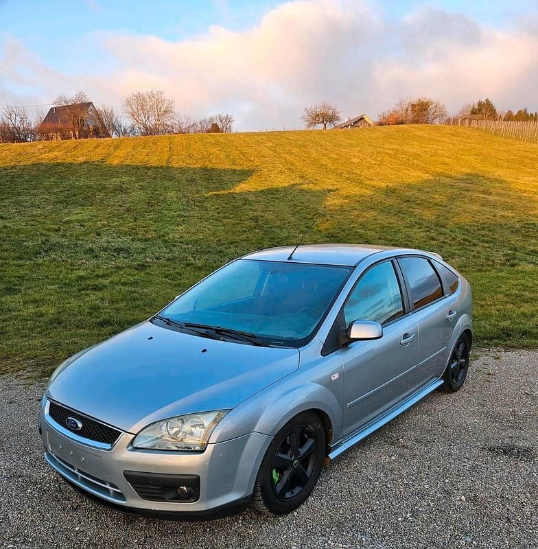 Blau Gebraucht 2006 Ford Focus Limousine | 499 € (Guter Preis) - Bild 1/4