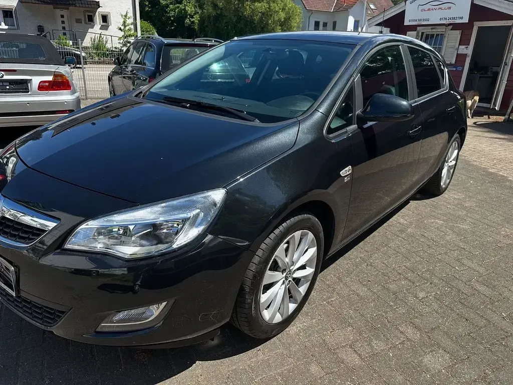 Gebraucht Opel Astra 140 PS (102 kW) 2012 Schwarz Limousine