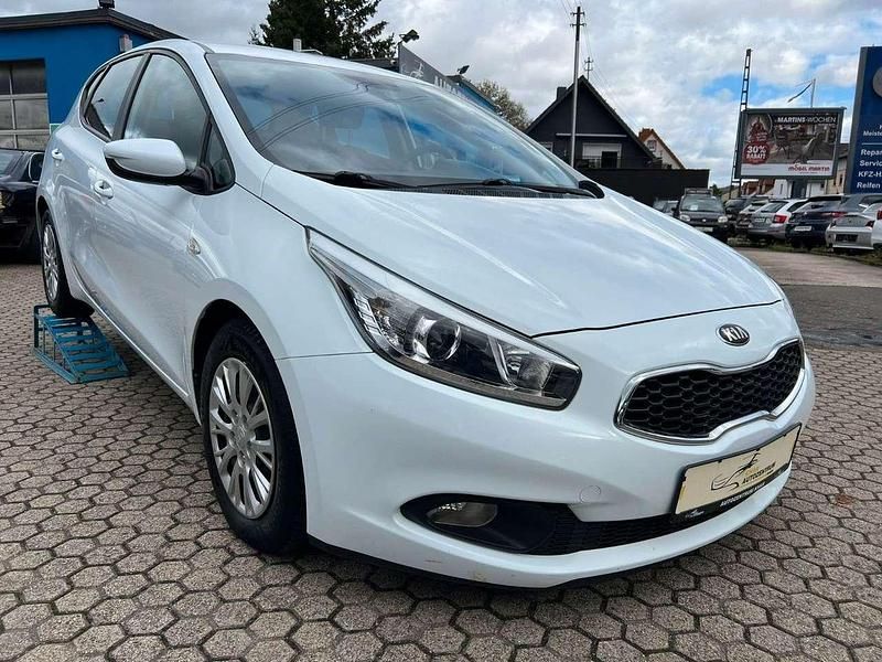 Weiß Gebraucht 2014 Kia Ceed Kleinwagen | 7.490 € (Fairer Preis) - Bild 1/4