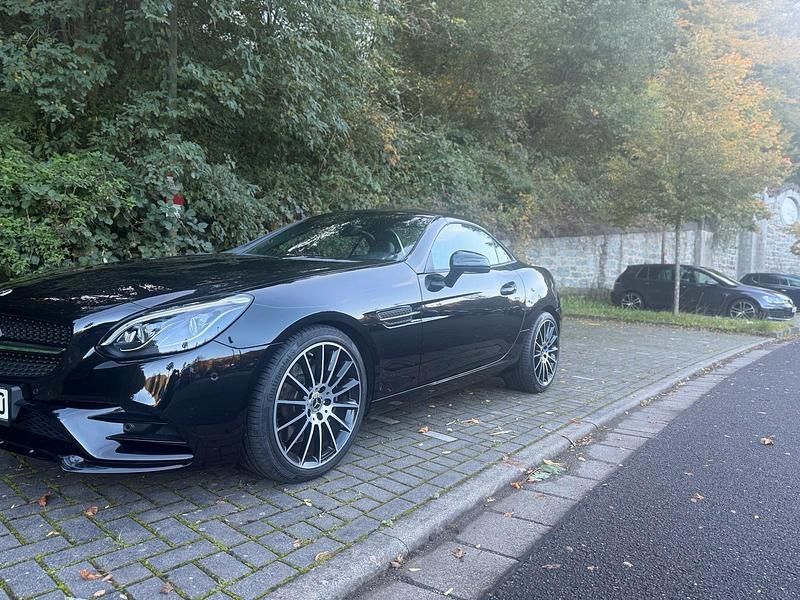 Schwarz Gebraucht 2019 Mercedes SLC300 AMG Cabrio | 39.700 € (Teuer) - Bild 1/4