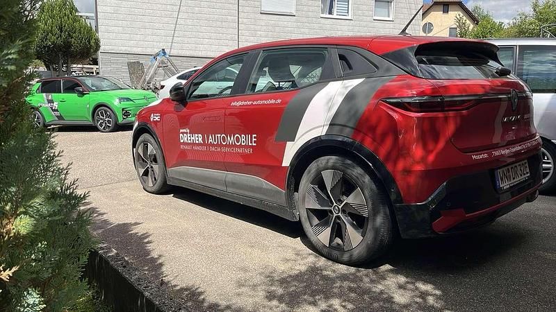 Dezirrot Gebraucht 2023 Renault Mégane Equilibre Kleinwagen | 25.900 € (Fairer Preis) - Bild 1/4