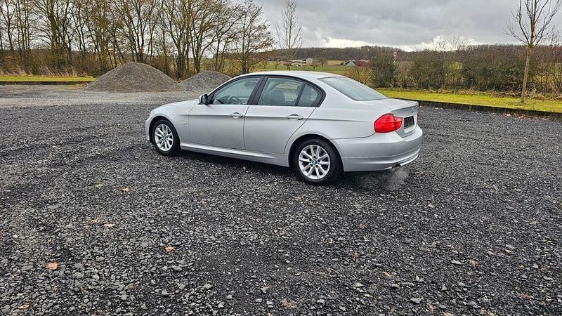Gebraucht BMW 318 143 PS (105 kW) 2010 Silber Limousine