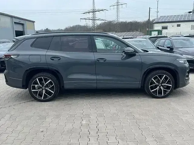 Gebraucht VW Tayron R-line 193 PS (141 kW) 2025 Grau SUV