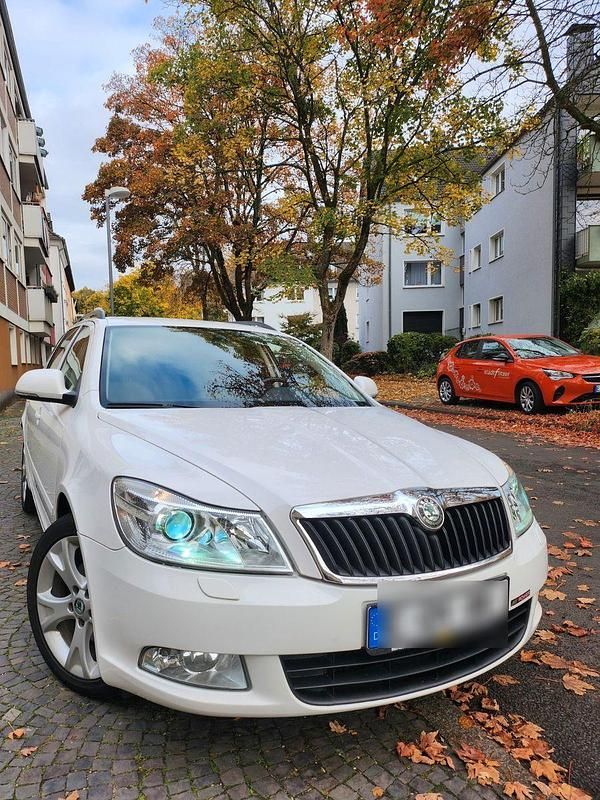Weiß Gebraucht 2010 Skoda Octavia Sport Kombi | 4.950 € (Superpreis) - Bild 1/4